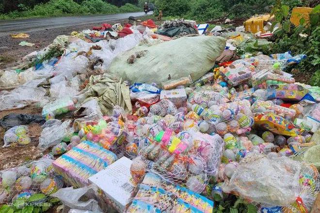 假铤而走险？大量新品遭遗弃街头九游会J9入口越南小商贩为避查(图2)