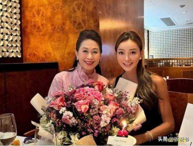 整容成瘾整到面目全非越来越像芭比娃娃J9真人游戏第一品牌香港知名男星前妻(图3) 整容成瘾整到面目全非越来越像芭比娃娃J9真人游戏第一品牌香港知名男星前妻(图3)