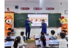 小学一（2）班举行“家长进课堂”活动j9